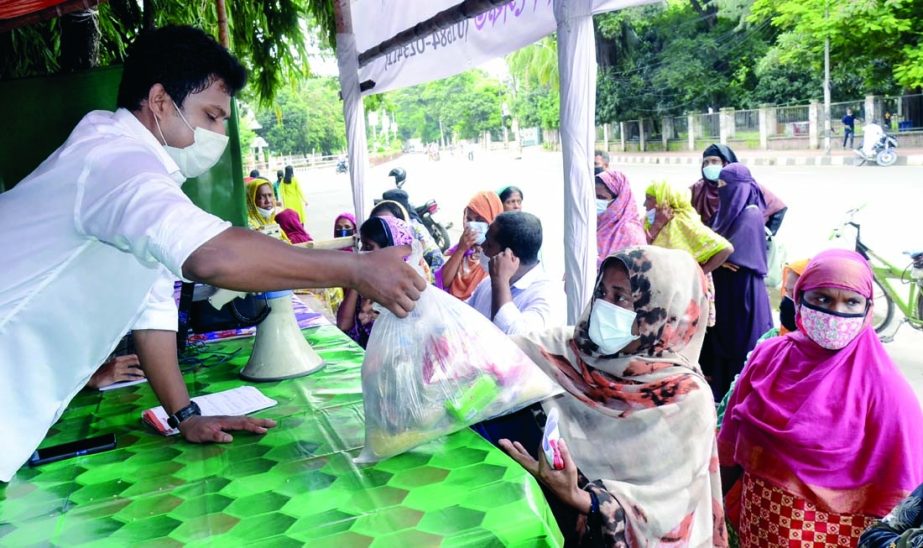 Students of Dhaka University distributes food among the commoners in exchange of free registration with a view to increasing interest on receiving corona vaccin.