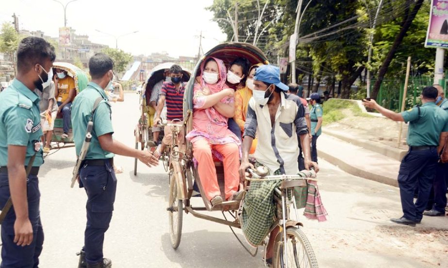 Police remain in vigil to make lockdown a success to resist corona pandemic. The snap was taken from the city's Nayabazar area on Monday.