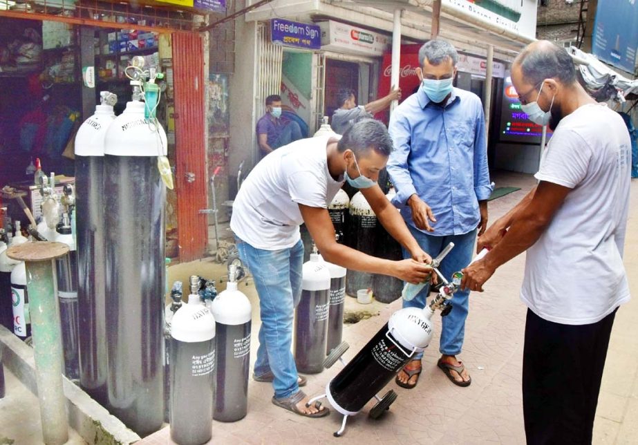 Commoners are seen to buy oxygen cylinder with their own cost with a view to getting rid of corona pandemic. The snap was taken from the city's Moghbazar area on Monday.
