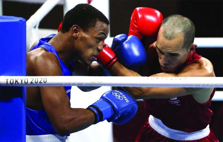 Eldric Sella Rodriguez (right) of the Refugee Olympic Team in action against Euri Cedeno Martinez of the Dominican Republic during the Tokyo 2020 Olympics Boxing (Men's Middleweight - Last 32) at Kokugikan Arena ,Tokyo, Japan on Monday.