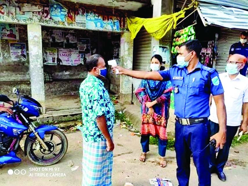Upazila Nirbahi Officer and Executive Magistrate of Kapasia, Gaziput Mosa: Ismat Ara patrols at various points of the upazila to make the locals aware of corona virus and to stay at home during the ongoing 14-day country-wide lockdown on Monday.