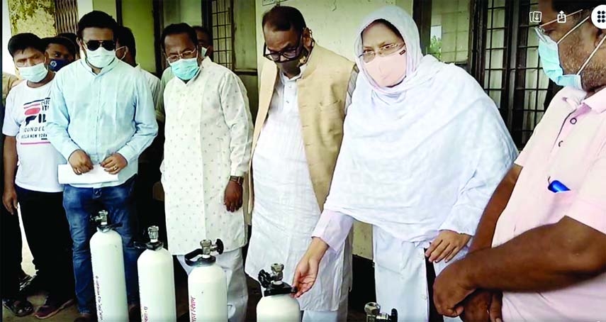 Oxy generators, oxygen cylinders and masks were provided on behalf of FBCCI chairman Jasim Uddin for treatment of corona patients at Ishwardi Hospital on Friday.