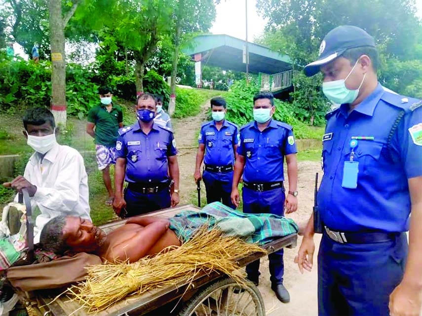 An unidentified old man was taken to the Bhangura Upazila Health Complex of Pabna for treatment by Bhangurathana police led by its OC M Faisal Bin Ahsan. The photo was taken from Boralbridge rail station platform on Monday.