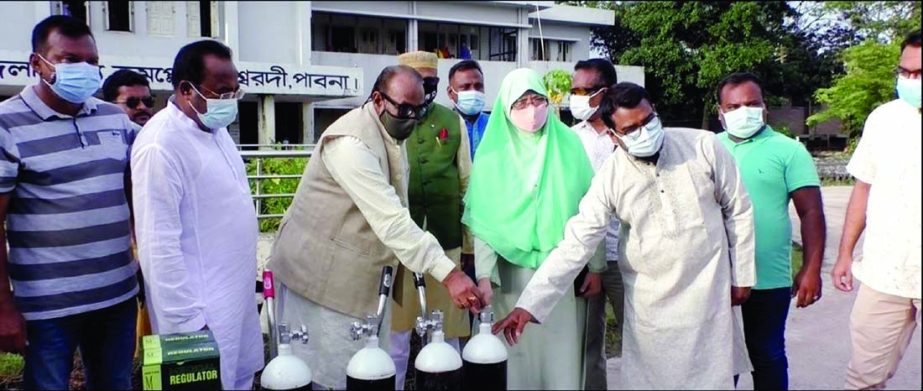 Jasim Uddin, Chairman of FBCCI, donates an oxy generator, four oxygen cylinders and 2,000 masks to treat corona patients at Ishwardi Hospital. On the occasion of distribution of these medical supplies, a brief discussion meeting was organised on the hospi