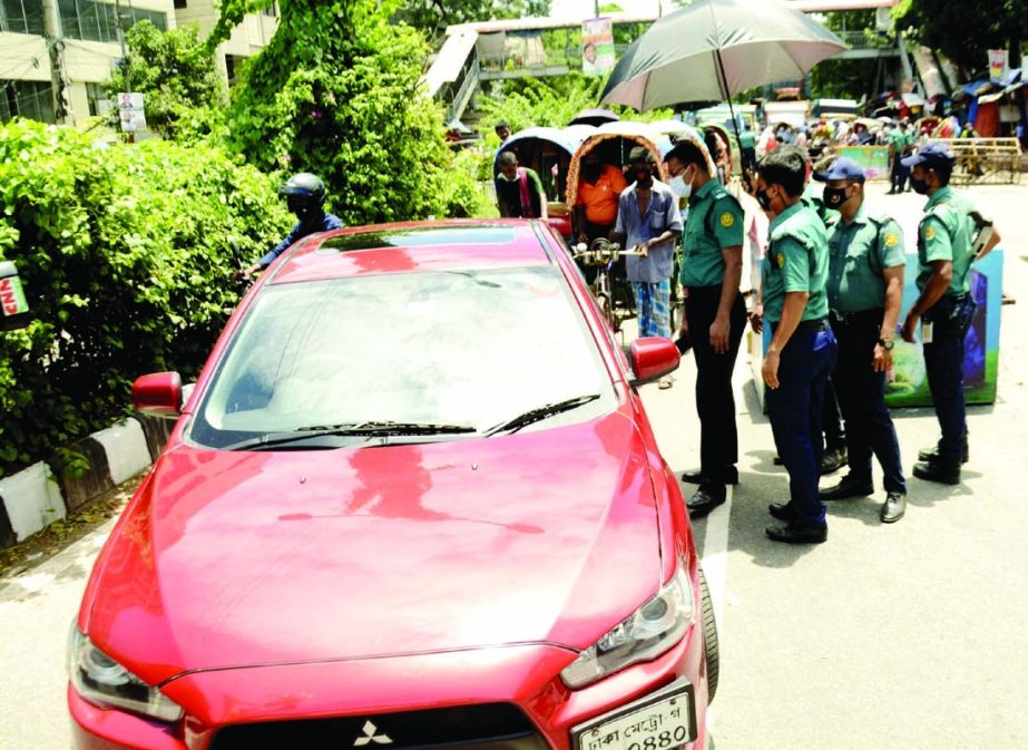 Police remain in vigil with a view to making lockdown a success to resist corona pandemic. The snap was taken from the city's Shahbagh area on Tuesday.