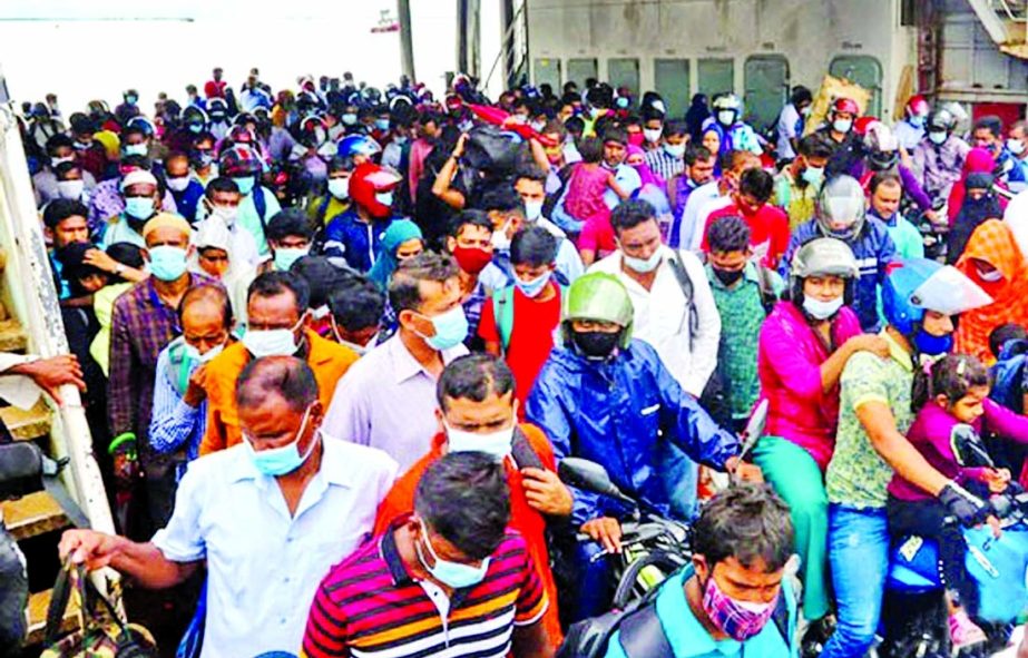 People scramble to come to Dhaka by a ferry at Shimulia ghat in Munshiganj district on Tuesday as all kinds of public transports are stopped due to strict lockdown.