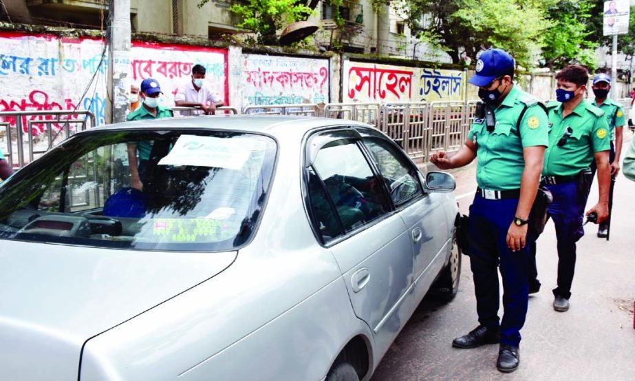 Police remain vigil to check motorized vehicles during lockdown. The snap was taken from the city's Fakirapool on Wednesday.