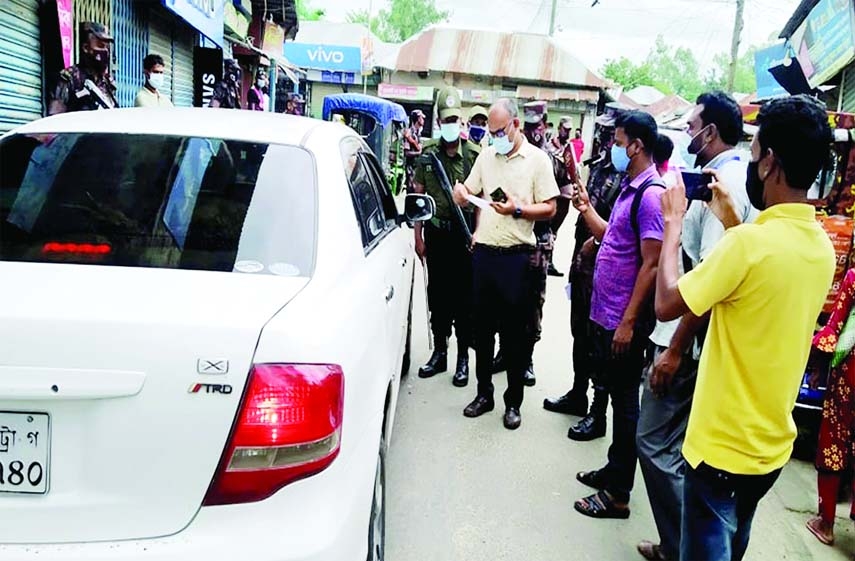 Sirajganj Tarash Upazila Nirbahi Officer and Executive Magistrate Mejbaul Karim patrols the Sadar Bazar of Tarash Municipal Council along with BGB members to oversee the nationwide lockdown in the upazila on Thursday.