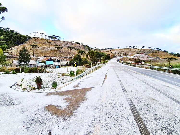 General view of a street covered in snow in Vacaria, Rio Grande do Sul, Brazil.