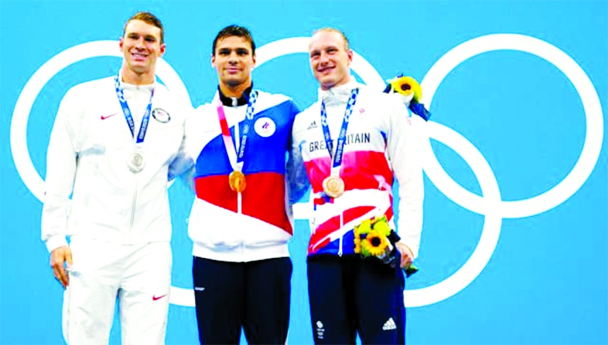 (From left) Ryan Murphy of USA, Evgeny Rylov of Russian Olympic Committee, and Luke Greenbank of Britain, pose with their medals after the men's 200-meter backstroke final at the Tokyo Olympics in Japan on Friday.
