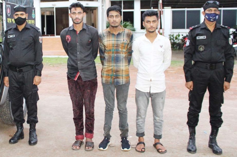 RAB-11 detains 3 drug peddlers conducting raid at Raghunathpur area in Fatulla on Saturday.
