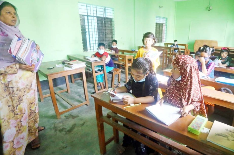 Students of Ali Akbar Academy at Bhuigar area of Fatulla in Narayanganj sit for the examination defying lockdown. The snap was taken on Saturday