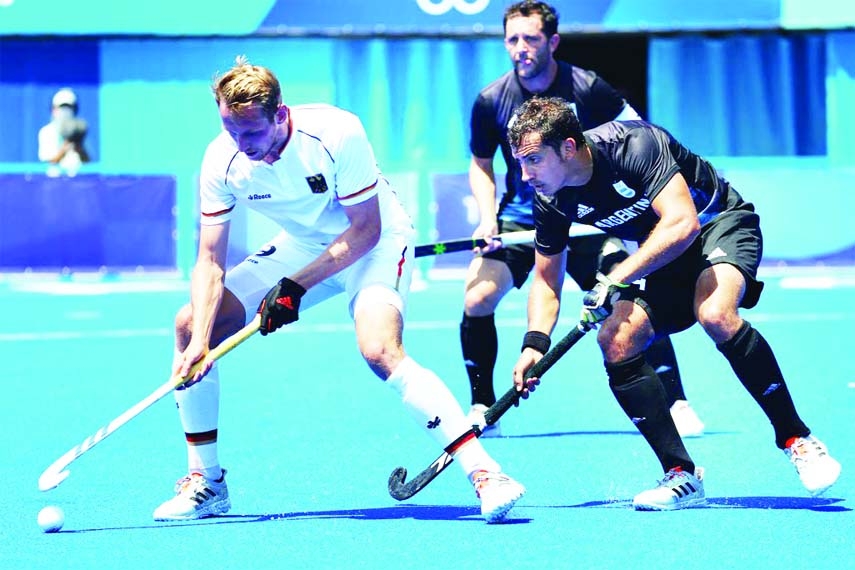 Niklas Wellen (left) of Germany in action against Nicolas Cicileo of Argentina during the Olympics hockey men’s quarterfinal at Oi Hockey Stadium on Sunday.