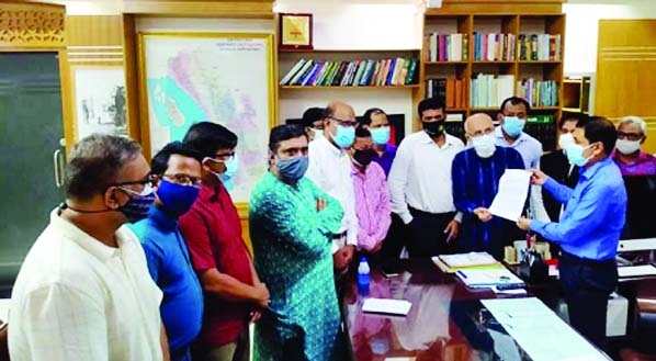 Leaders of the Chattogram Nagarik Samaj (Civil Society) hand over a memorandum regarding protection of the natural environment of CRB to Prime Minister Sheikh Hasina through Chattogram DC Mominur Rahman at the DC office on Thursday.