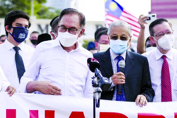 Malaysia's former PM Mahathir Mohamad (2nd R) and opposition member of parliament Anwar Ibrahim (L) address the media as they protest the closure of parliament in Kuala Lumpur on Monday.
