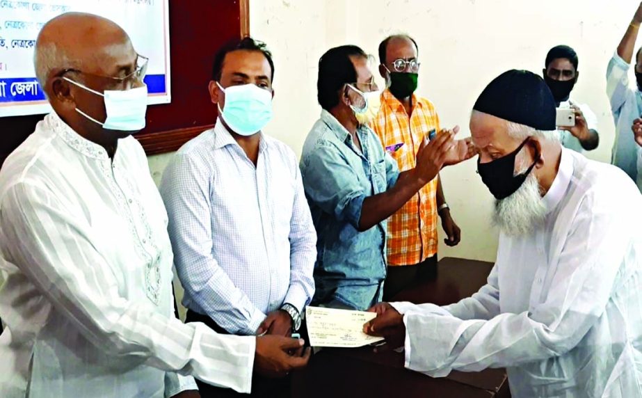 State Minister for Social Welfare Ashraf Ali Khan Khasru handed a cheque to ailing journalist Abdus Salam for his treatment in a formal ceremony at Netrakona Press Club on Monday. Netrakona Deputy Commissioner Kazi Mohammad Abdur Rahman was present on the