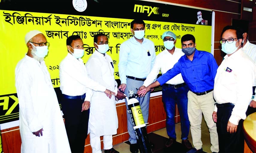 IEB Rangpur Center Secretary and LGED Executive Engineer Rezaul Haque hands over 20 oxygen cylinder and radium to Rangpur Deputy Commissioner Asib Ahsan in the conference room of Rangpur DC Office on Wednesday.