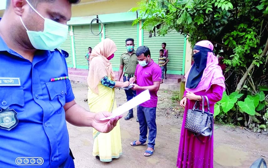 Rabia Afsar, Assistant Commissioner (Land) and Executive Magistrate of Brahmanbaria Bijoynagar upazila, under the direction of Upazila Executive Officer KM Yasser Arafat patrols different areas of the upazila to implement lockdown on Tuesday.