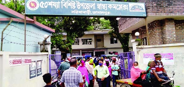 Hundreds of people throng the Sarishabari Upazila Health Complex to get vaccinated with Covid jabs as the hospital announced its inoculation program starting on Wednesday. UHFPO Dr Gazi Md Rafiqueul Haque informed that all the doctors, nurses and staff