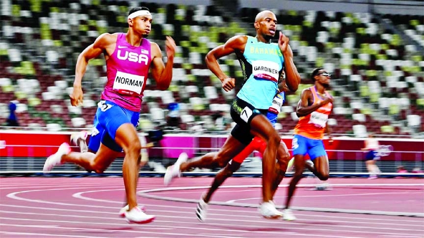 Steven Gardiner ( second from left) of the Bahamas in action on his way to win gold in the 400 metre sprint of Tokyo Olympics in Japan on Thursday. Agency photo