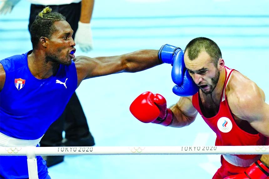 Muslim Gadzhimagomedov (right) fights Julio la Cruz in the men's heavyweight boxing final during the Tokyo 2020 Olympic at Kokugikan Arena, Japan on Friday.