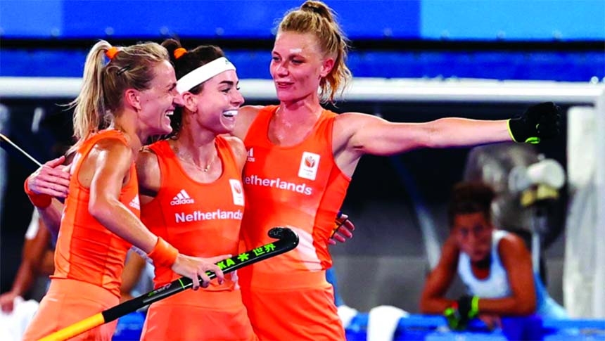 Players of the Netherlands celebrate after winning gold in Tokyo 2020 Olympics hockey women’s final match against Argentina at Oi Hockey Stadium, Tokyo, Japan on Friday.