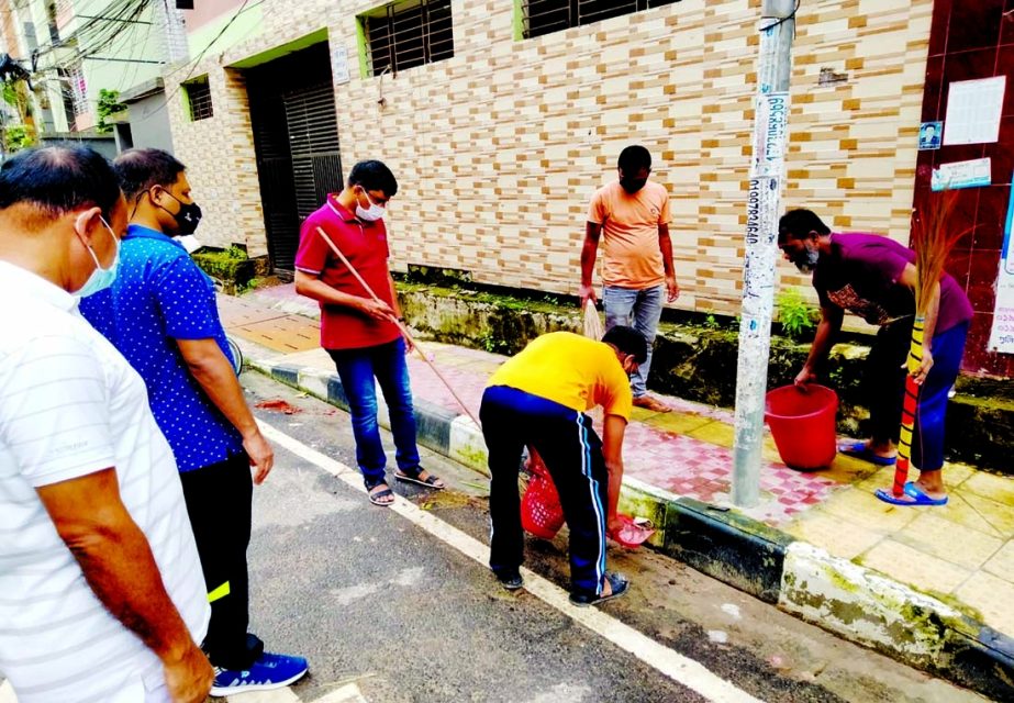 PBI members conduct cleanliness drive jointly supervised by DIG of PBI Banaj Kumar Majumder and its Additional Police Super Md. Abu Yusuf at Dhanmondi area in the city on Saturday with a view to resisting dengue disease.
