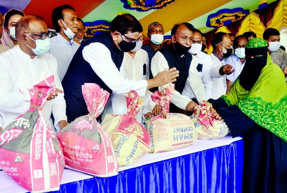 Joint General Secretary of Awami League Mahbub Ul Alam Hanif, MP distributes foodstuff among the destitute during Corona pandemic organised by Dhaka Mahanagar Uttar AL in the city's Uttara area on Saturday marking the 46th martyrdom anniversary of Father