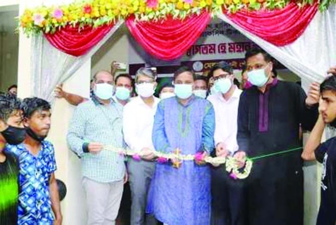 Nizam Uddin Hazari, MP from Feni-2 constituency inaugurates the mass inoculation of corona vaccine under Feni Municipality on Saturday. Feni Deputy Commissioner Abu Selim Mahmud-ul Hasan, Civil Surgeon RafkUs-Salehin, Mayor Nazrul slam Swapon Miazi were p