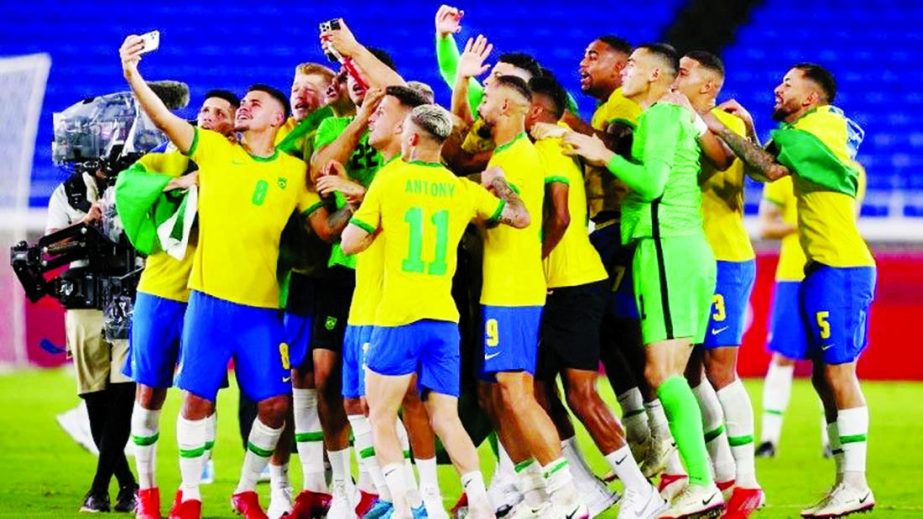 Players of Brazil celebrate winning the gold medal after the match in Tokyo 2020 Olympics football (men) at International Stadium Yokohama, Yokohama, Japan on Saturday. Agency photo