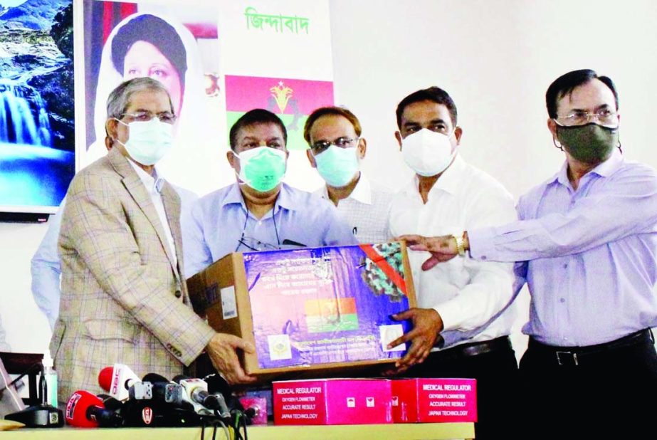 BNP Secretary General Mirza Fakhrul Islam Alamgir distributes medicine and protection equipment for Covid-19 patients at a function as the chief guest organized by DAB and Ziaur Rahman Foundation at Gulshan office on Sunday.