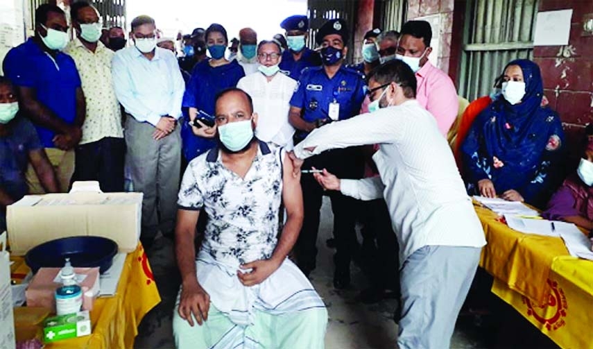 Damudya Upazila chairman Alamgir Hoshen Majhi inaugurates the mass Corona vaccination campaign in the different areas of Damudya Municipality on Saturday. Sabita Sarker, Upazila Assistant Commissioner (Land), was present on the occasion as special guest.