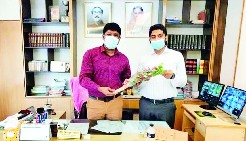 Mahadevpur Upazila Nirbahi Officer Mizanur Rahman Milon welcomes the newly posted Assistant Commissioner (Land) Md. Rafiqul Islam with a bouquet of flower at the upazila office on Sunday.