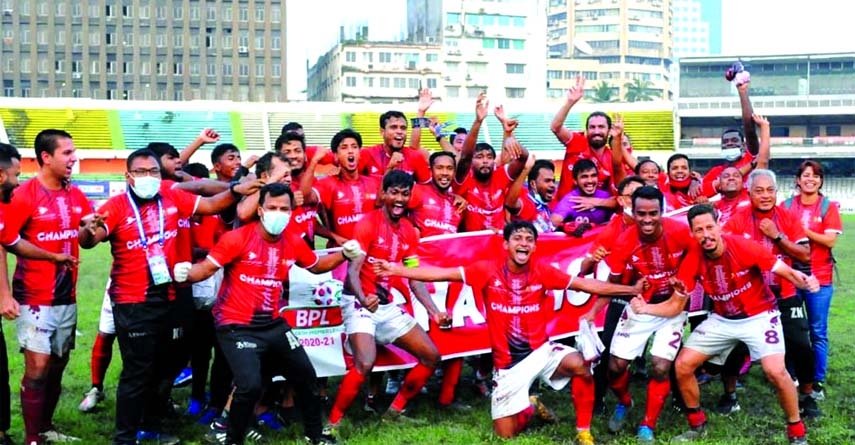 Members of Bashundhara Kings celebrate after becoming the champions of the Bangladesh Premier League Football at the Bangabandhu National Stadium on Monday.