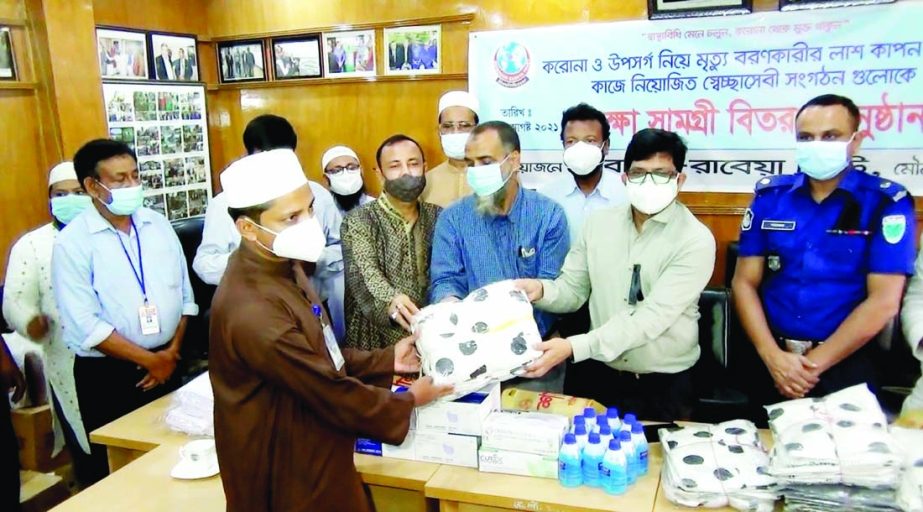 Mouluvibazar Deputy Commissioner Mir Nahid Ashan distributes health safety equipment organized by Moboshwir-Rabeya Trust at the Mouluvibazar Municipality Board Room on Tuesday. NN photo