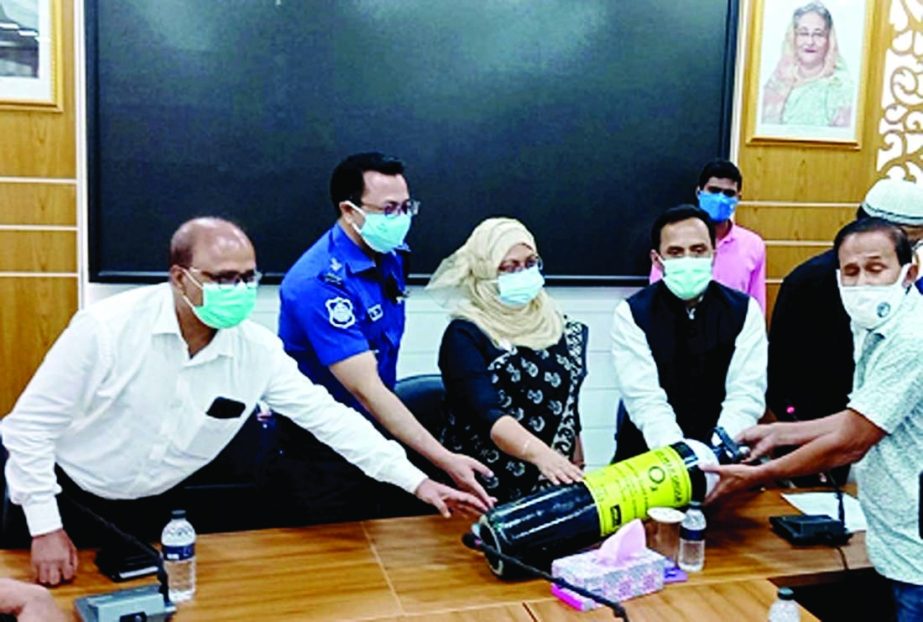 AL social welfare secretary Sujit Roy Nandi hands over 45 Oxygen cylinders to Cahndpur DC Anjana Khan Majlish for Corona patients at Chandpur 250- Bed General Hospital in a simple ceremony held at the DC Conference room on Monday. Police Super Milan Ma