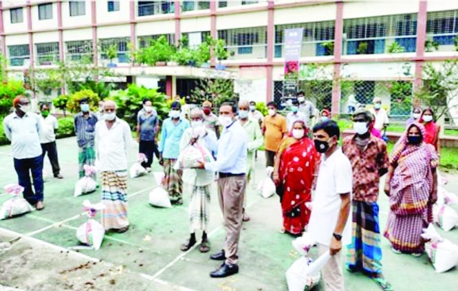 Food assistance has been distributed among the Rabidas (shoemaker) community in Ishwardi on behalf of the upazila administration. Upazila Nirbahi Officer PM Imrul Kayes distributed food aid on behalf of the Prime Minister at the Upazila Parishad premises