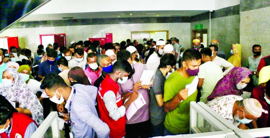 People crowd the Sheikh Hasina Burn Unit centre in Dhaka's Khilgaon to get the second dose of COVID-19 vaccine developed by US firm Moderna, on Thursday.