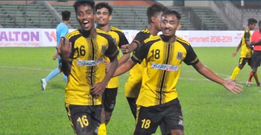 Players of Saif Sporting Club celebrating after scoring a goal against Dhaka Abahani Limited in their second leg match of the Bangladesh Premier League Football at the Bangabandhu National Stadium on Friday.