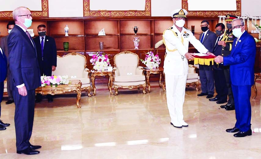 Newly appointed envoy of Netherlands to Bangladesh Anne Gerad Van Leeuwen presents his credentials to President Abdul Hamid at Bangabhaban on Tuesday. PID photo