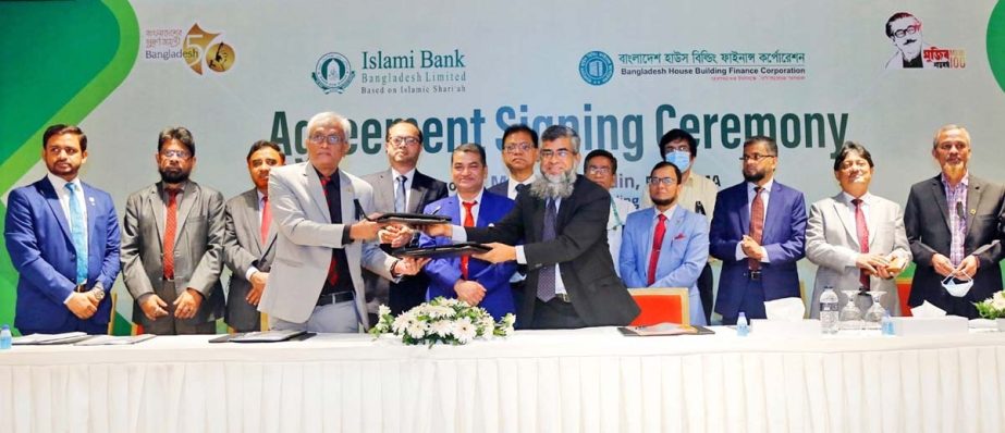 Islami Bank Bangladesh Limited (IBBL) and Bangladesh House Building Finance Corporation (BHBFC) signed a customer service agreement at a hotel in the capital on Wednesday. JQM Habubullah, DMD of the bank and Md. Atiqul Islam, General Manager of BHBFC sign
