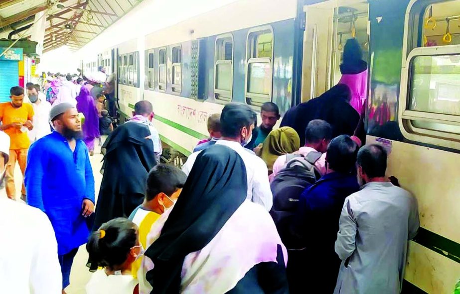 Passengers scramble to embark a train as railway services on the Dhaka-Narayanganj route resumed on Thursday. This photo was taken from Narayanganj Railway Station. NN photo
