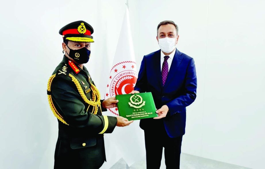 Chief of Army Staff General SM Shafiuddin Ahmed gives a crest to Turkish Deputy Minister of National Defence Muhsin Dere on behalf of Bangladesh Army on Thursday (19.08.21). ISPR photo