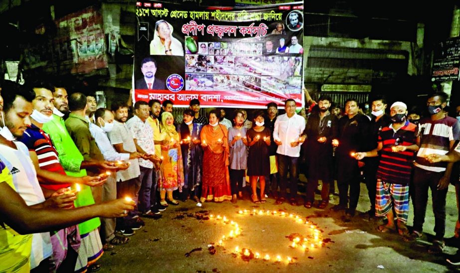 President of Jatrabari Tanti League Mahabub Alam Badsha lights candles with leaders and activists in front of Bangabandhu Avenue central office on early hours of Saturday in commemoration of the August 21 grenade attack. NN photo