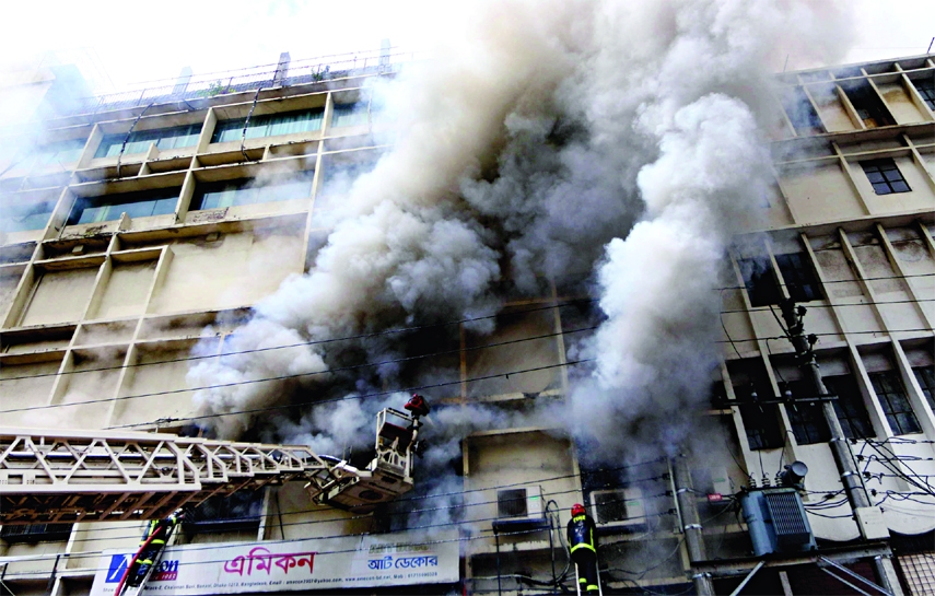 Fire service personnel try to douse the blaze that broke out in a commercial building at Banani Chairmanbari in the capital on Saturday.