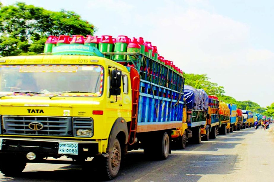 Several hundred Dhaka-bound goods-laden trucks get stuck on Doulatdia-Khulna Highway at Doulatdia on Sunday due to disruption in ferry services amid strong current in Padma River. NN photo