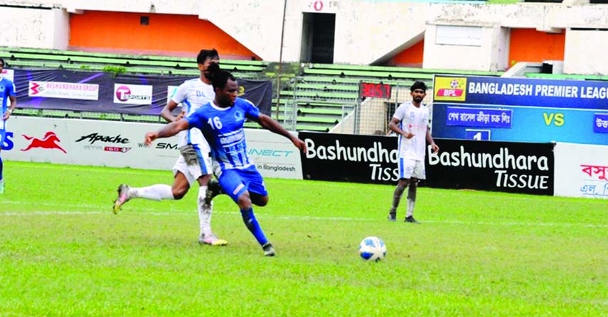 An action from the second leg match of the Bangladesh Premier League Football between Sheikh Russel Krira Chakra and Uttar Baridhara Club at the Bangabandhu National Stadium on Monday.