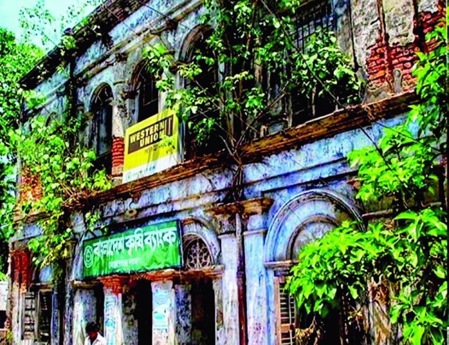 Bangladesh Krishi Bank, Morleganj Branch is running in a risky building at the Upazila Sadar in Bagrehatar district. Bank officials along with the clients operate the office risking their life as the dilapidated building may collapse any time. But no init
