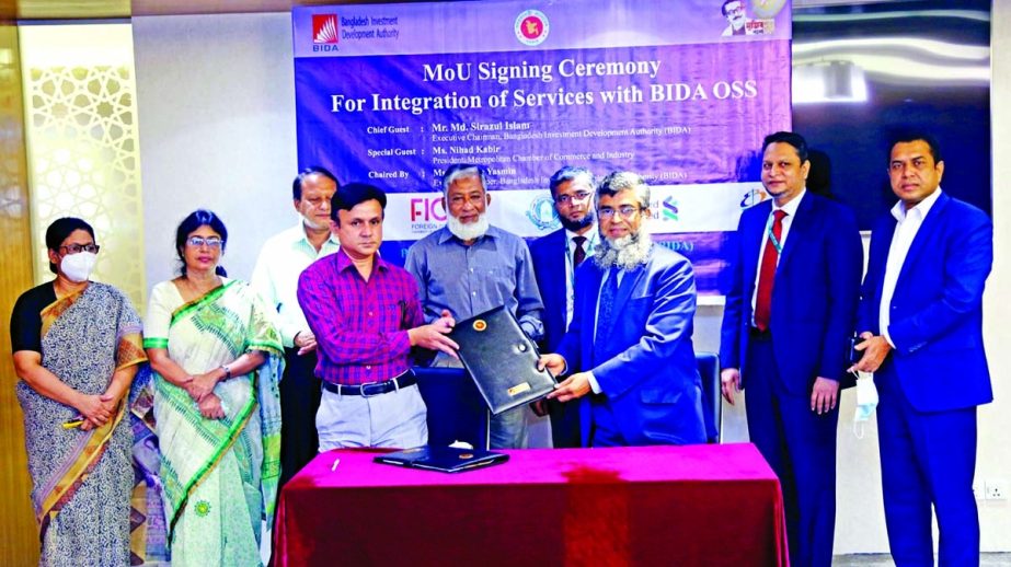 J Q M Habibullah, DMD of Islami Bank Bangladesh Limited (IBBL) and Jibon Krishna Saha Roy, Director of Bangladesh Investment Development Authority (BIDA), exchanging document after signing a MoU at the bank's head office in the capital on Sunday. Under t