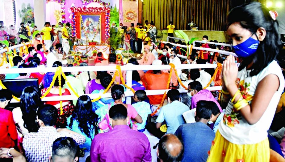 People of the Hindu community offers prayers at Shri Shri Dhakeshwari National Temple on Monday on the occasion of Janmastami. NN photo